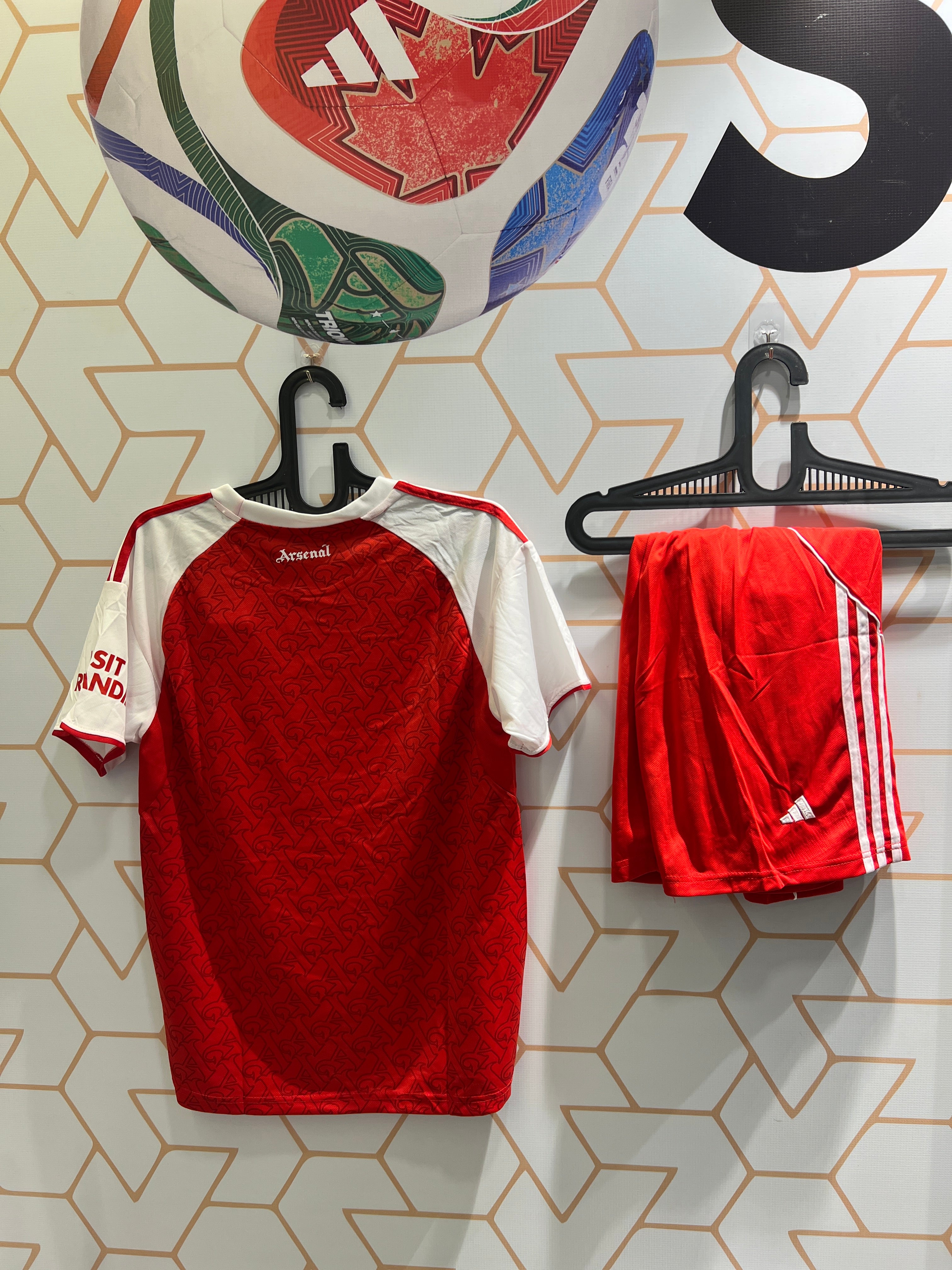 Arsenal home jersey 25/26 close-up club crest and fabric detail