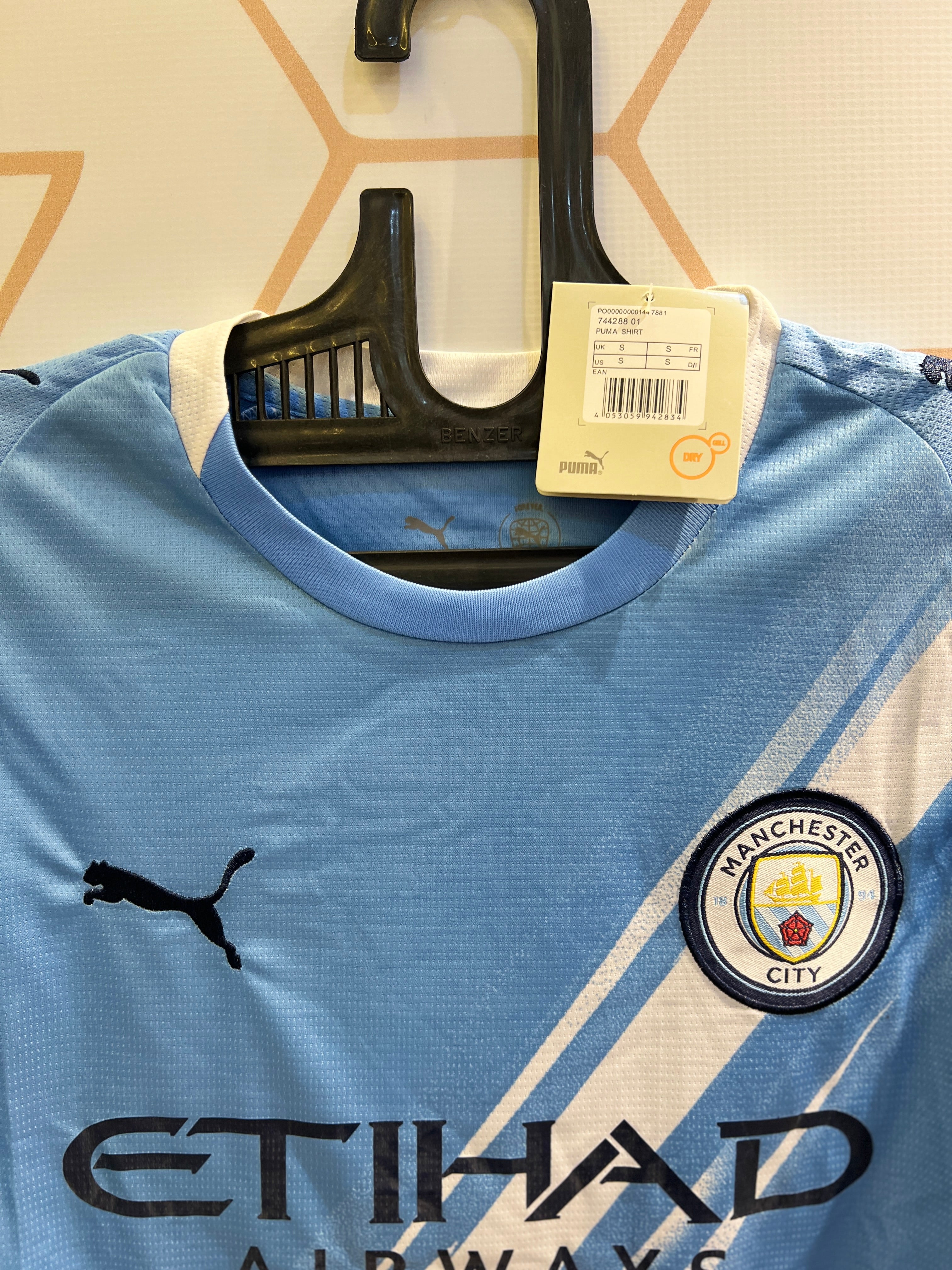 Close-up of Man City Home 25/26 Blue Kit fabric texture and club crest